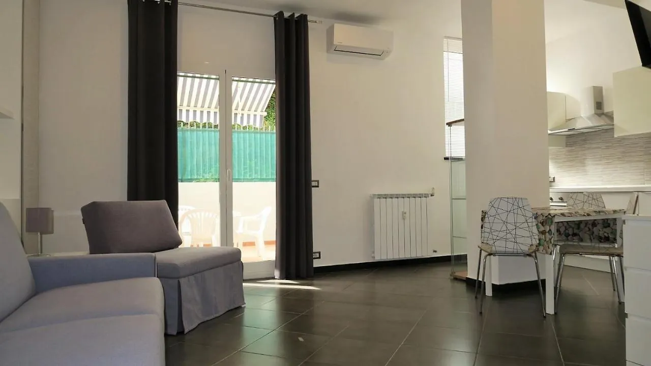 Karina, To The Beach With Terrace And Private Parking Savona
